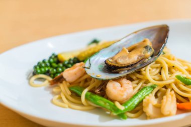 Acılı spagetti deniz ürünleri