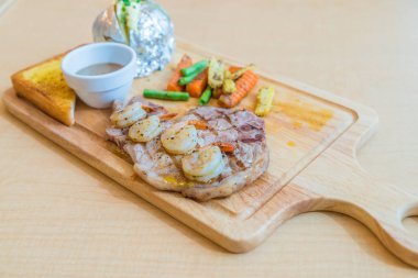 karides ile domuz eti biftek