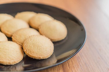 Tereyağlı kurabiye plaka üzerinde