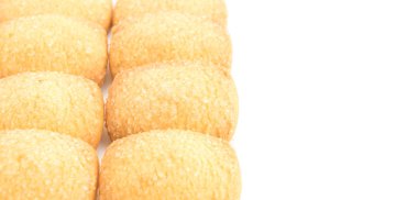 Beyaz arkaplanda tereyağlı kurabiye