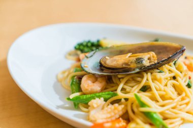 Acılı spagetti deniz ürünleri