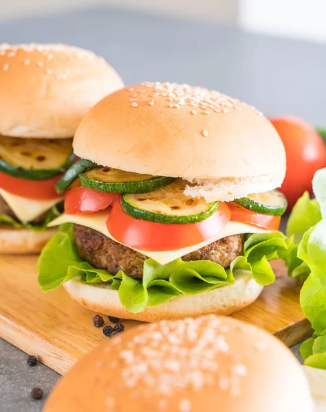 Burger auf Holzteller - amerikanisches Essen — Stockfoto