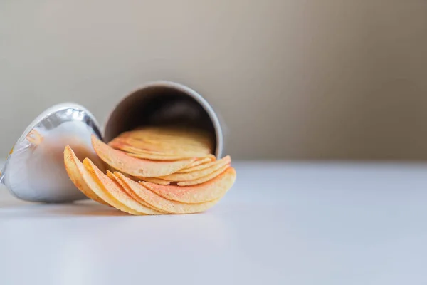 Kartoffelchips auf einem Teller — Stockfoto