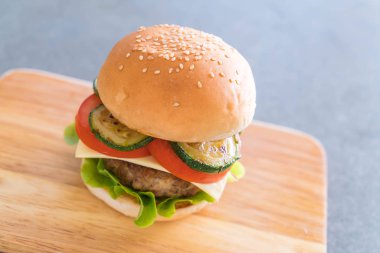 Tahta tabakta hamburger Amerikan yemeği.