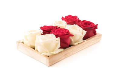 Beyaz ve kırmızı üzerine beyaz gül