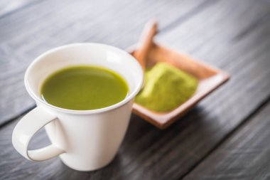 Tahta zemin üzerinde sıcak kibrit - Klasik film filtresi ile yumuşak odak