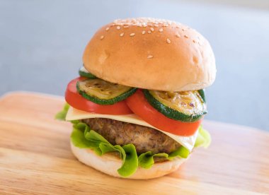Tahta tabakta hamburger Amerikan yemeği.
