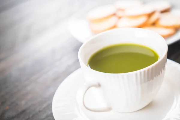 ホット抹茶の木の背景-ヴィンテージフィルムフィルターでソフトフォーカス — ストック写真