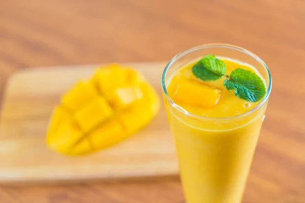 Fresh mango smoothie — Stock Photo, Image