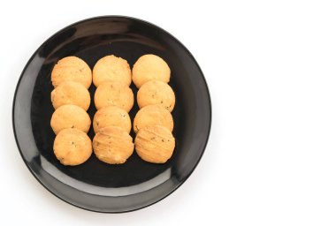 Beyaz arkaplanda tereyağlı kurabiye