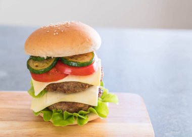 Tahta tabakta hamburger Amerikan yemeği.