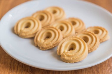 Tereyağlı kurabiye plaka üzerinde