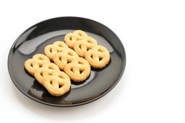 Beyaz arkaplanda tereyağlı kurabiye