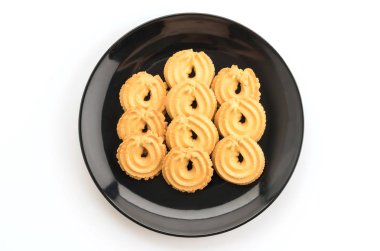 Beyaz arkaplanda tereyağlı kurabiye