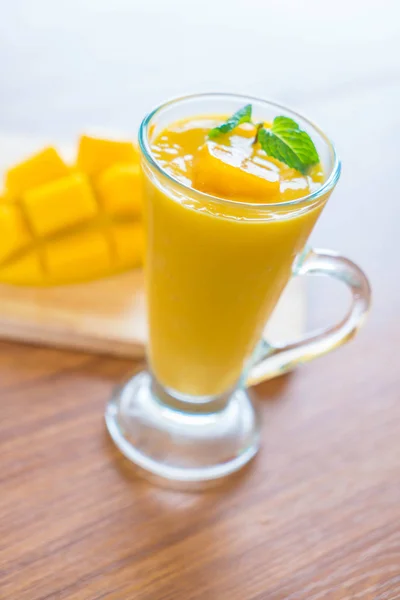 Fresh mango smoothie — Stock Photo, Image