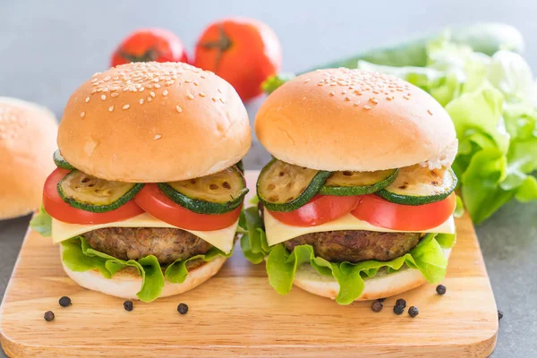 Hamburgare på trägolv - amerikansk mat — Stockfoto