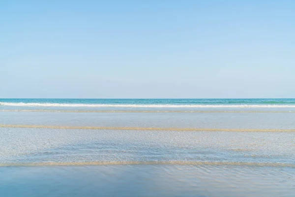 Modrá obloha s mořem a pláží — Stock fotografie