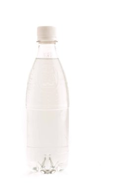Beyaz arka planda su şişesi
