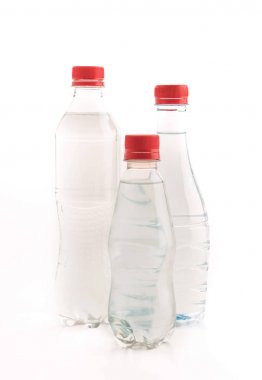 Beyaz arka planda su şişesi