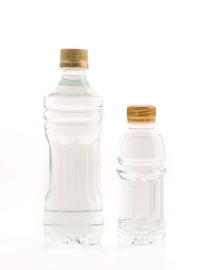 Beyaz arka planda su şişesi