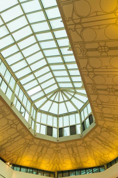 Edifício de design moderno com telhado de vidro — Fotografia de Stock