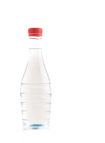 Бутылка воды на белом фоне — стоковое фото
