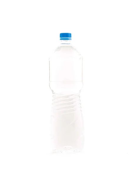 Láhev vody na bílém pozadí — Stock fotografie