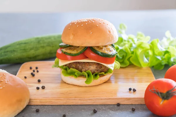 Hamburger su piastra di legno - cibo americano — Foto Stock