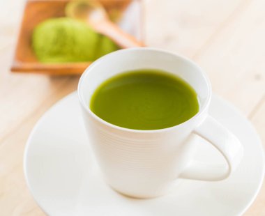 Tahta zemin üzerinde sıcak kibrit - Klasik film filtresi ile yumuşak odak