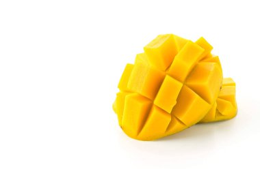 Beyaz arkaplanda taze mango