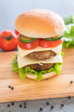 Tahta tabakta hamburger Amerikan yemeği.