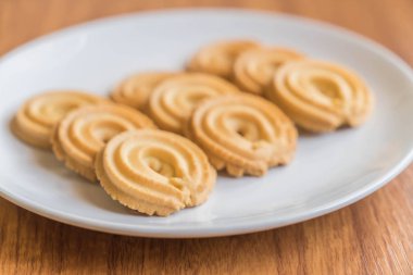 Tereyağlı kurabiye plaka üzerinde