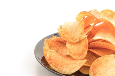 Beyaz arkaplanda patates cipsi