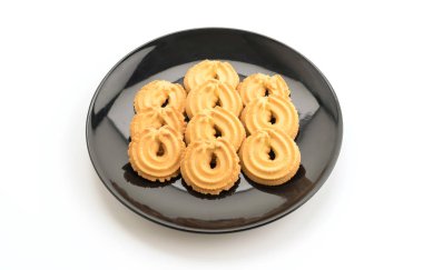 Beyaz arkaplanda tereyağlı kurabiye