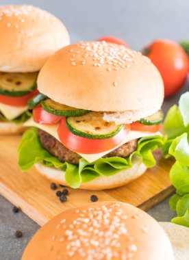 Tahta tabakta hamburger Amerikan yemeği.