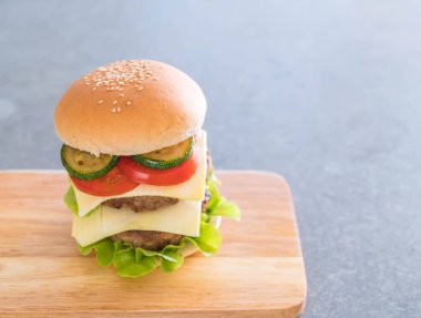 Tahta tabakta hamburger Amerikan yemeği.