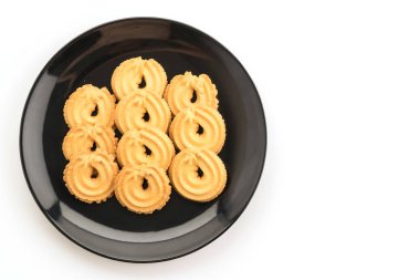 Beyaz arkaplanda tereyağlı kurabiye