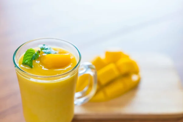 Fresh mango smoothie — Stock Photo, Image