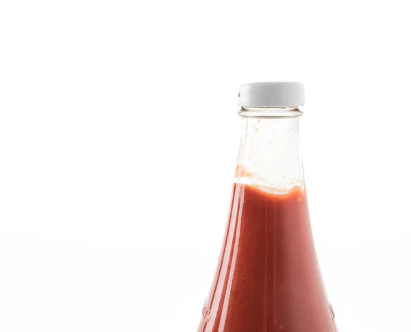 Пляшка соусу на білому фоні — стокове фото