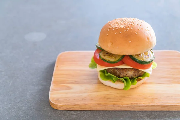 Hamburger su piastra di legno - cibo americano — Foto Stock