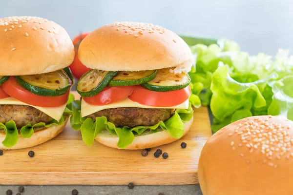 Hambúrguer em placa de madeira - comida americana — Fotografia de Stock