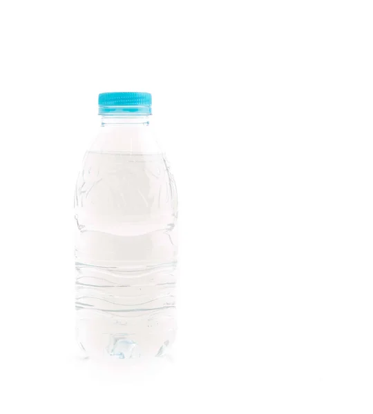 Wasserflasche auf weißem Hintergrund — Stockfoto