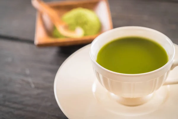 Matcha caliente sobre fondo de madera - enfoque suave con filtro de película vintage — Foto de Stock