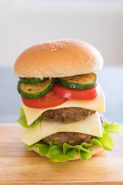 목재 접시 위의 햄버거 - 미국 음식 — 스톡 사진