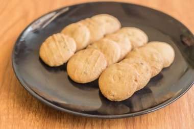 Tereyağlı kurabiye plaka üzerinde