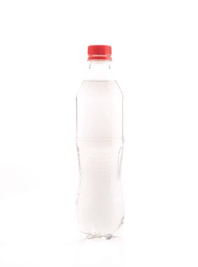 Beyaz arka planda su şişesi