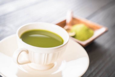 Tahta zemin üzerinde sıcak kibrit - Klasik film filtresi ile yumuşak odak