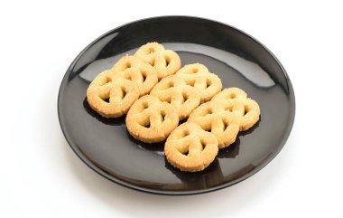 Beyaz arkaplanda tereyağlı kurabiye