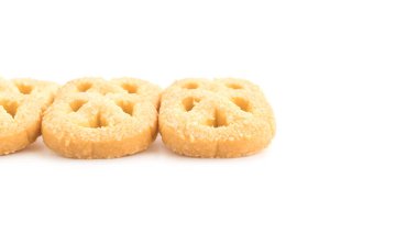 Beyaz arkaplanda tereyağlı kurabiye