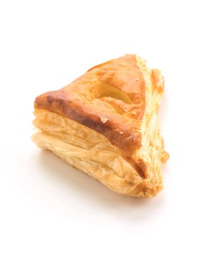 Ton balıklı pasta beyaz arka plan üzerinde